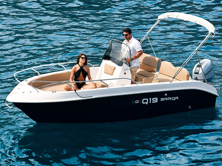 Gommone turistico sulla costa dello Zingaro